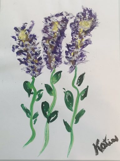 Drei lila Blumen mit grünen Stängeln und Blättern, aquarellierte Zeichnung.